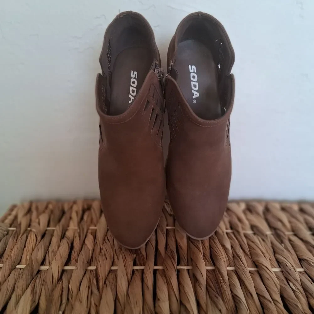 SODA SIZE 6.5 BOHO-CHIC Taupe Cutout Low Heel Ankle Booties